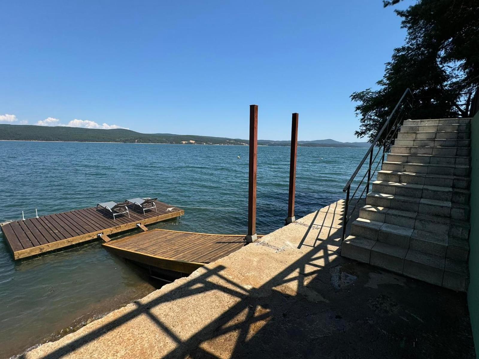 Villa Iskar Lake Residence By Bookvillabg Shtarkelovo Gnezdo Exterior foto