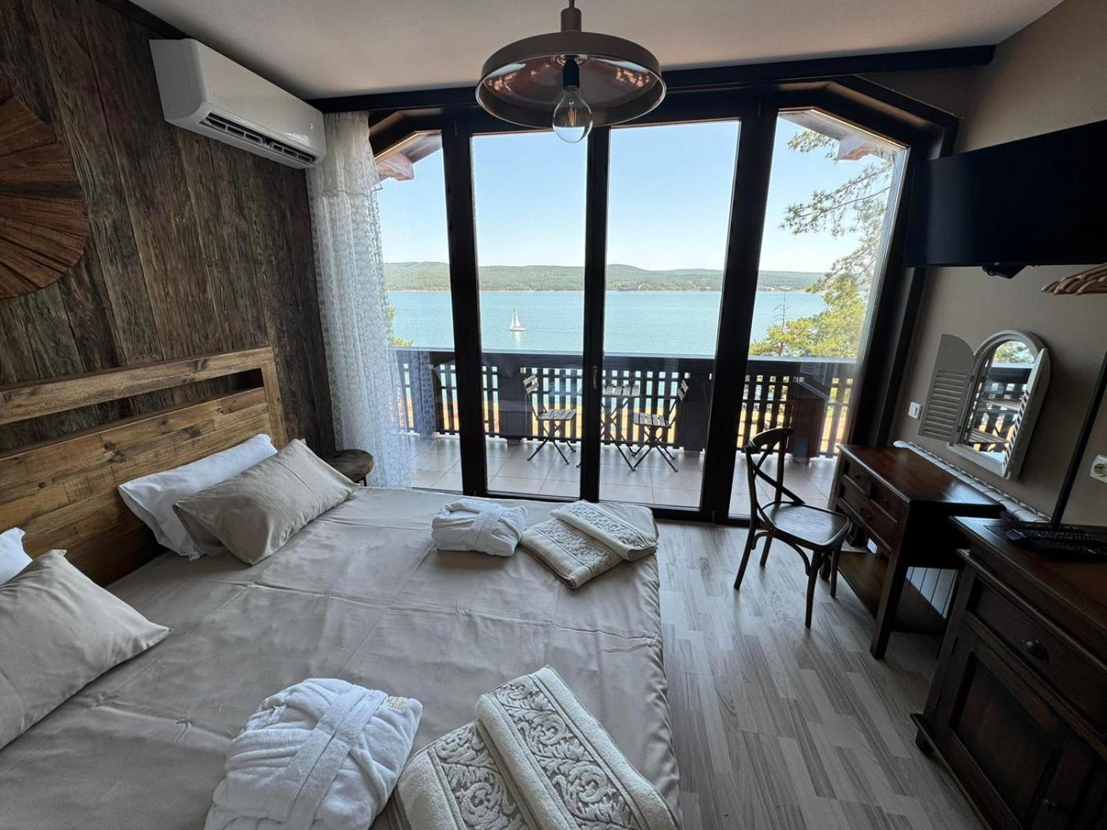 Villa Iskar Lake Residence By Bookvillabg Shtarkelovo Gnezdo Exterior foto