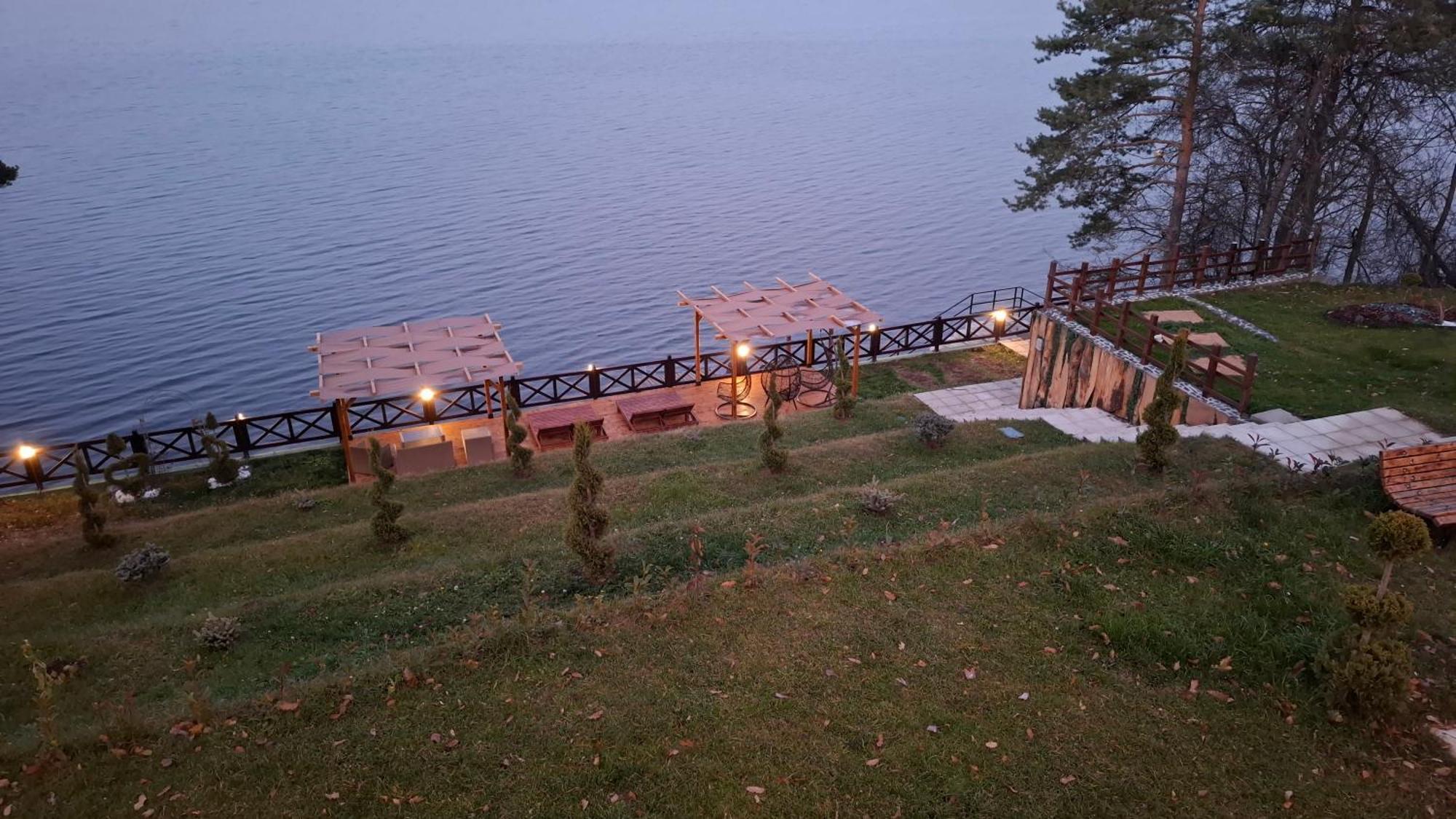 Villa Iskar Lake Residence By Bookvillabg Shtarkelovo Gnezdo Exterior foto
