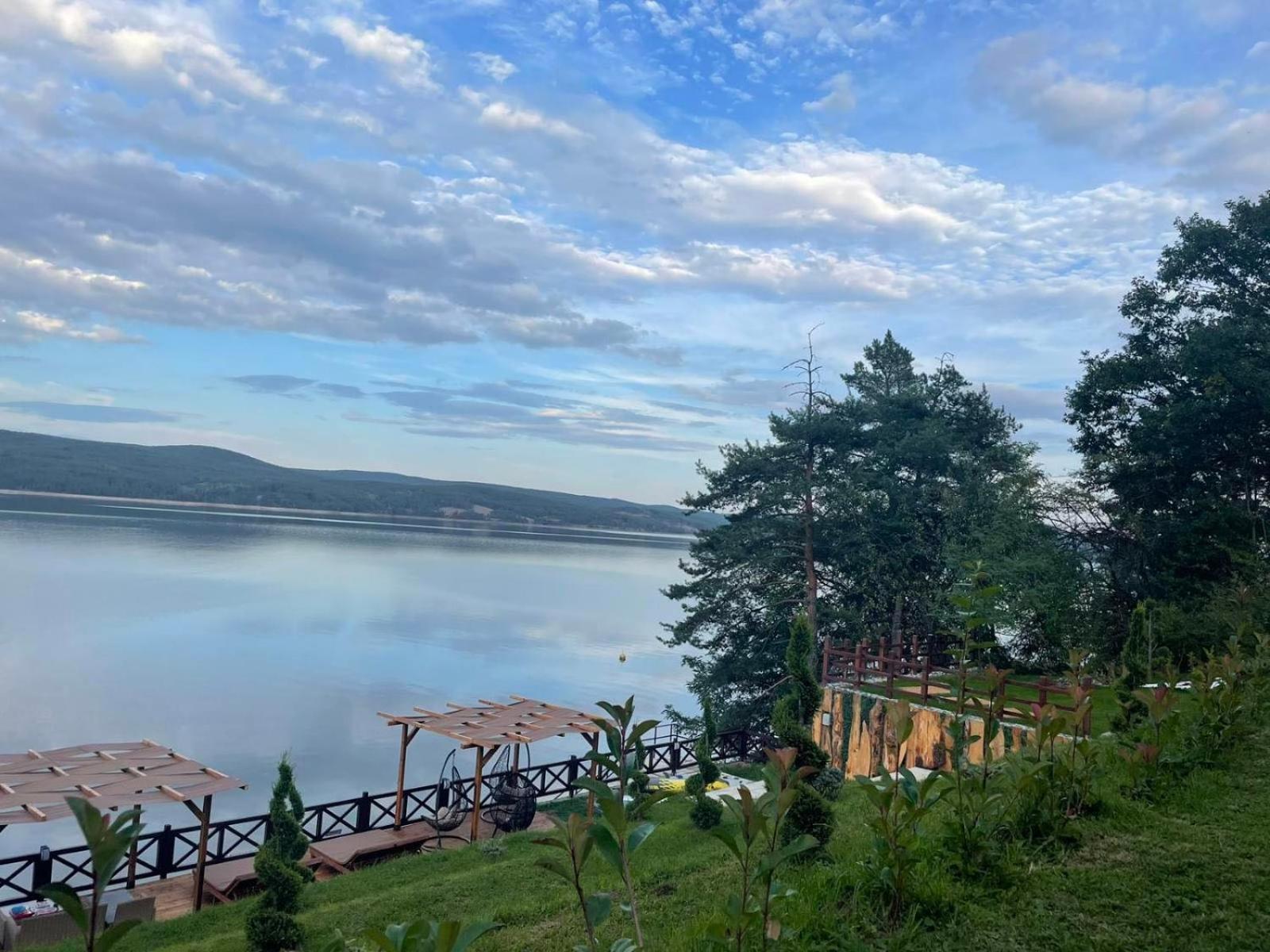 Villa Iskar Lake Residence By Bookvillabg Shtarkelovo Gnezdo Exterior foto